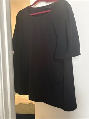BloomChic Black Short Sleeve Tee